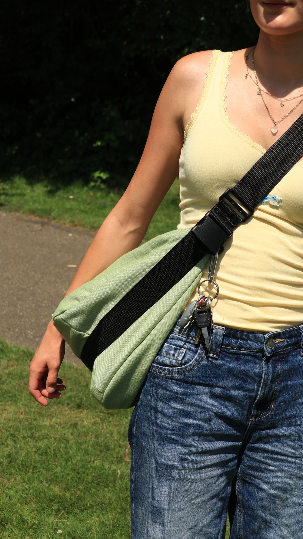 SHFT Bag click-buckle detail